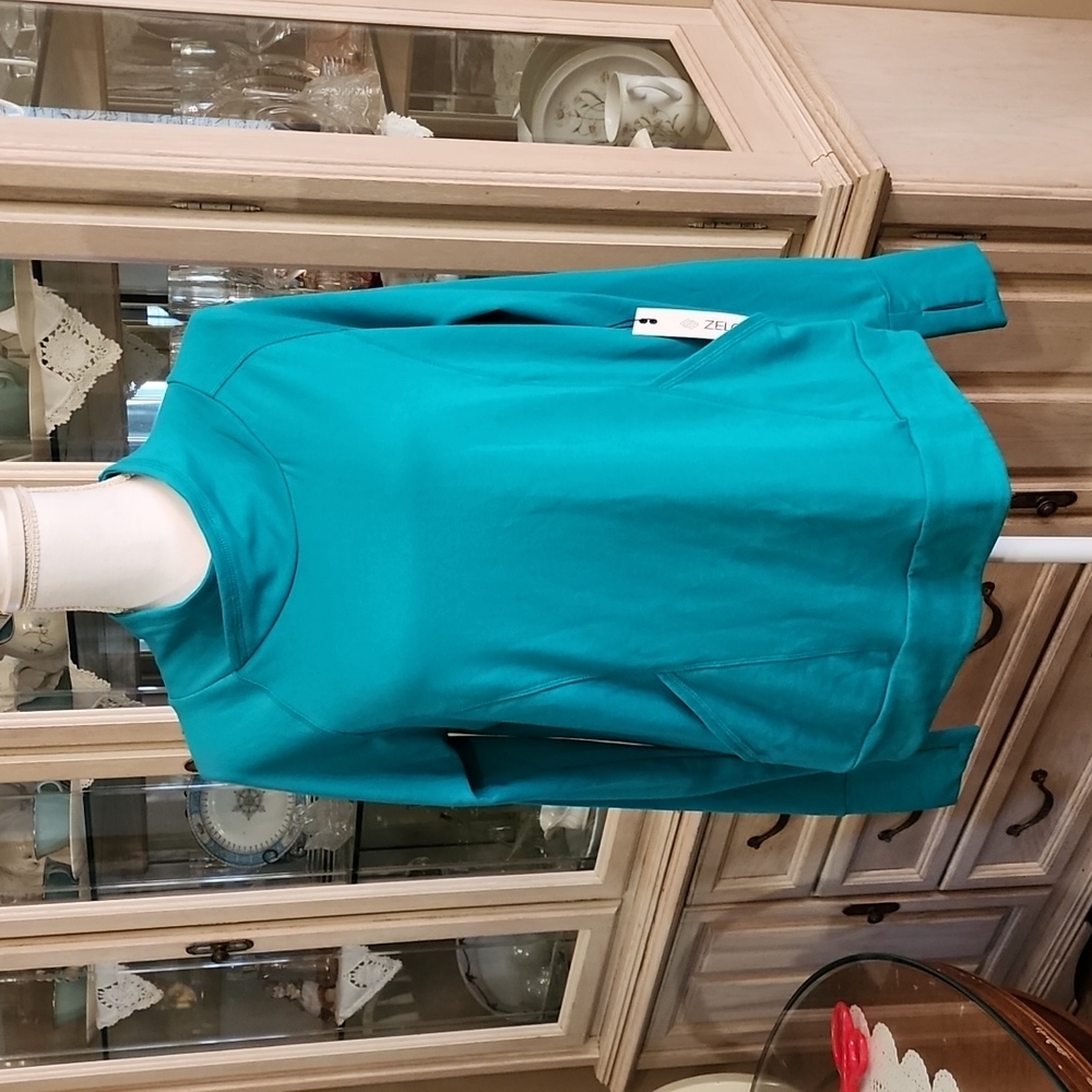 ZELOS PULLOVER NWT Small